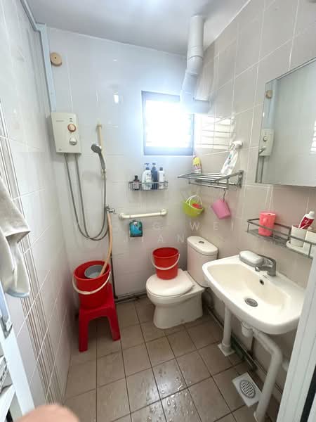 403 Bedok North Avenue 3, 403 Bedok North Avenue 3, Room Rental, 120 sqft, HDB Flat For Rent, by Yeong Wei Jian, 500188776 - Bathroom - PropertyGuru.com.sg