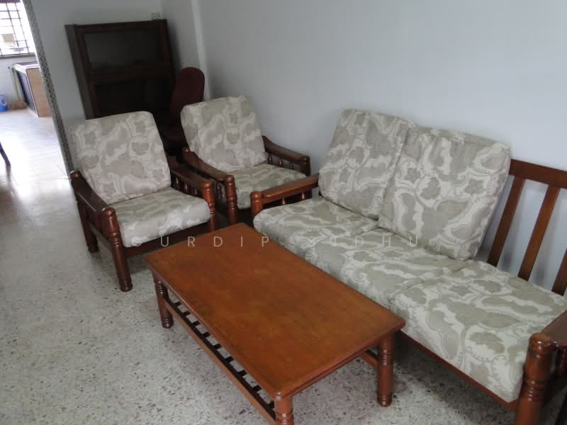 223 Ang Mo Kio Avenue 1, 223 Ang Mo Kio Avenue 1, 2 Bedrooms, 720 sqft, HDB Flat For Rent, by Gurdip Sidhu, 500188799 - Living Room - PropertyGuru.com.sg