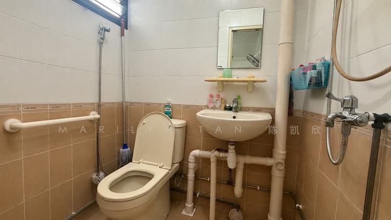 536 Jurong West Street 52, 536 Jurong West Street 52, 2 Bedrooms, 721 sqft, HDB Flat For Sale, by Marilyn Tan 陈凯欣, 500188800 - Bathroom - PropertyGuru.com.sg