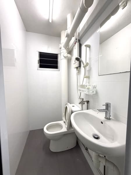 404 Pandan Gardens, 404 Pandan Gardens, 3 Bedrooms, 1,227 sqft, HDB Flat For Sale, by Chris Eng, 500188825 - Bathroom - PropertyGuru.com.sg