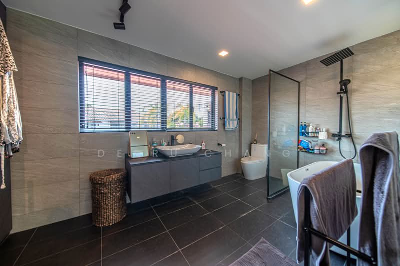 53 Jalan Ma'mor, 53 Jalan Ma'mor, 3 Bedrooms, 1,282 sqft, HDB Flat For Sale, by Derru Chang, 500188826 - Master Bathroom - PropertyGuru.com.sg