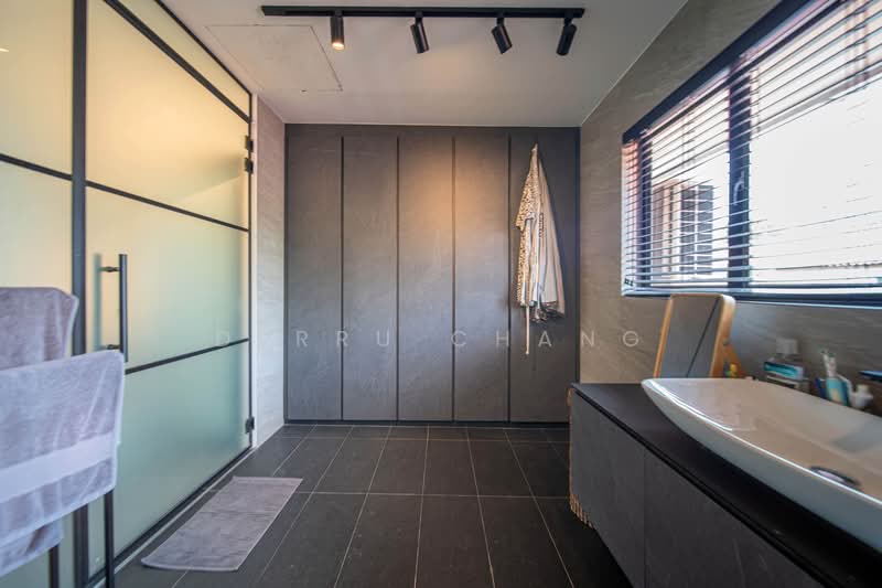 53 Jalan Ma'mor, 53 Jalan Ma'mor, 3 Bedrooms, 1,282 sqft, HDB Flat For Sale, by Derru Chang, 500188826 - Master Bathroom - PropertyGuru.com.sg