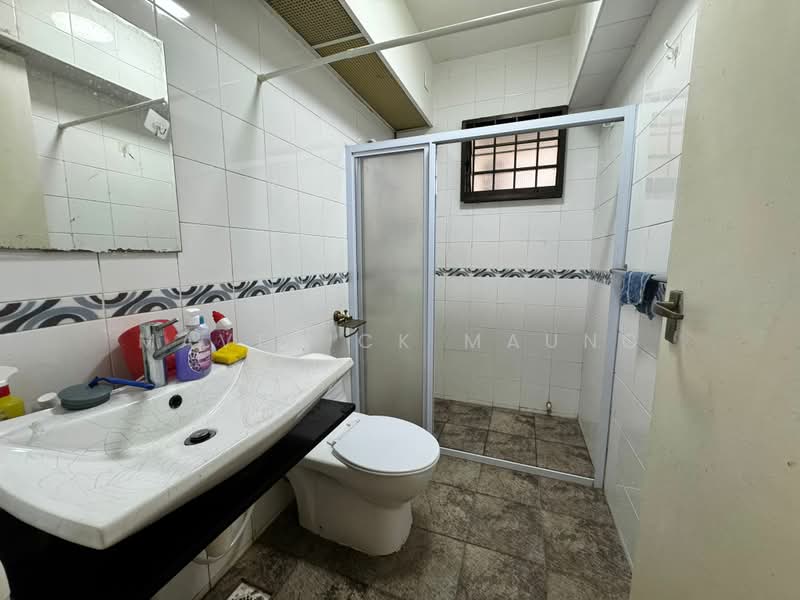 27A Jalan Membina, 27A Jalan Membina, 3 Bedrooms, 969 sqft, HDB Flat For Sale, by Maverick Maung, 500188838 - Bathroom - PropertyGuru.com.sg