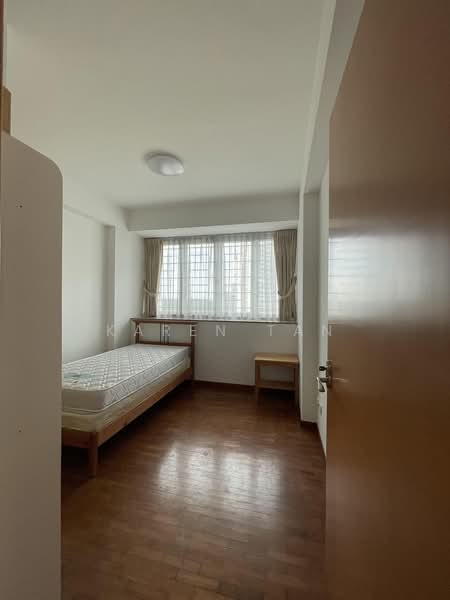 Queens, 16 Stirling Road, 2 Bedrooms, 915 sqft, Condominium For Sale, by Karen Tan, 500188865 - Bedroom - PropertyGuru.com.sg