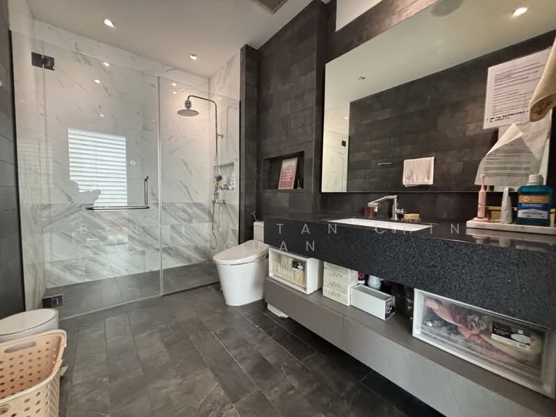 4 levels with lift semi-detached, 8 bedrooms, Sunrise Avenue, 8 Bedrooms, 7,500 sqft, Semi-Detached House For Sale, by Benaiah Tan Chin Guan, 500188871 - Bathroom - PropertyGuru.com.sg