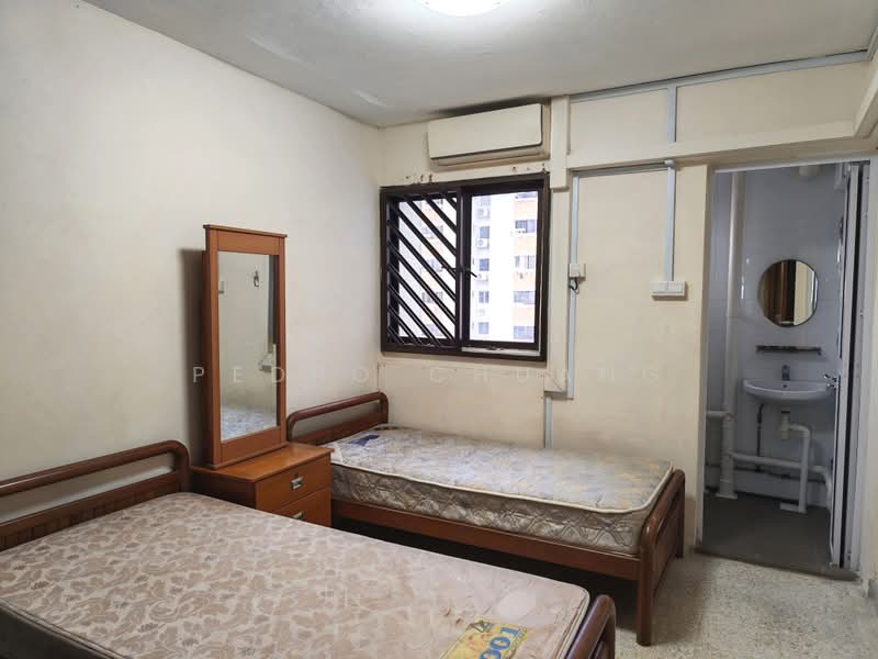 121 Ang Mo Kio Avenue 3, 121 Ang Mo Kio Avenue 3, 2 Bedrooms, 721 sqft, HDB Flat For Sale, by Pedro Chuang, 500188894 - Master Bedroom - PropertyGuru.com.sg
