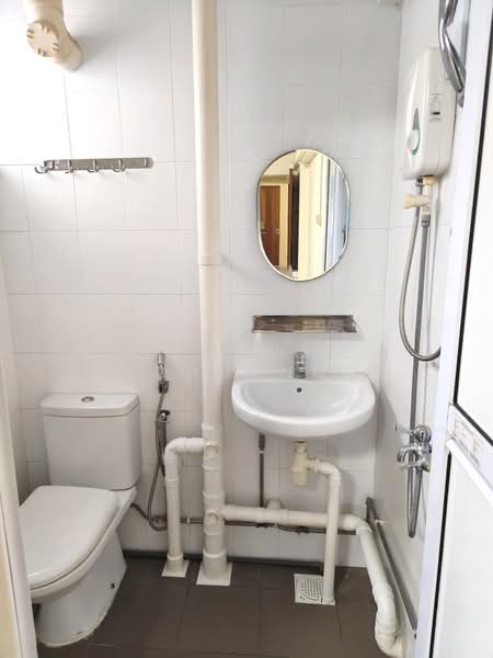 121 Ang Mo Kio Avenue 3, 121 Ang Mo Kio Avenue 3, 2 Bedrooms, 721 sqft, HDB Flat For Sale, by Pedro Chuang, 500188894 - Master Bathroom - PropertyGuru.com.sg