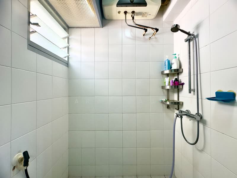424D Yishun Avenue 11, 424D Yishun Avenue 11, 3 Bedrooms, 990 sqft, HDB Flat For Sale, by Farah Zack, 500188901 - Bathroom - PropertyGuru.com.sg