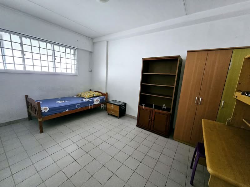 438 Tampines Street 43, 438 Tampines Street 43, Room Rental, 200 sqft, HDB Flat For Rent, by Chris Tia, 500188925 - Common Bedroom - PropertyGuru.com.sg