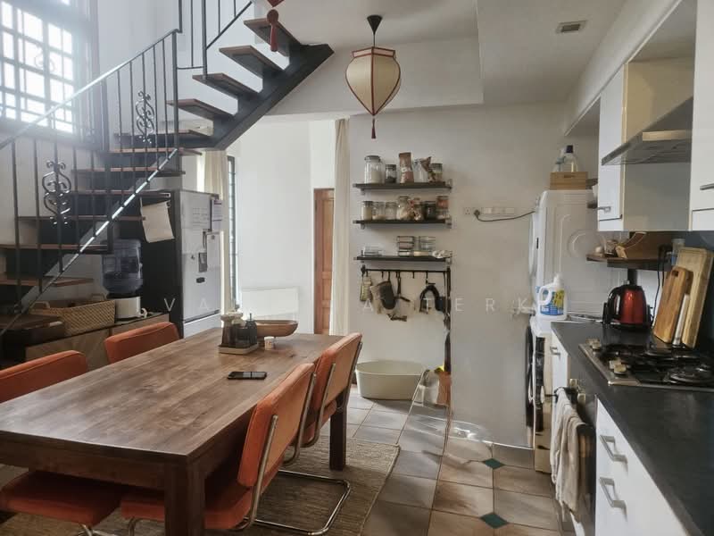 Entire Self-Contained GCB Floor, Victoria Park Close, 2 Bedrooms, 1,200 sqft, Good Class Bungalow For Rent, by Vanessa Terk, 500188930 - Kitchen - PropertyGuru.com.sg