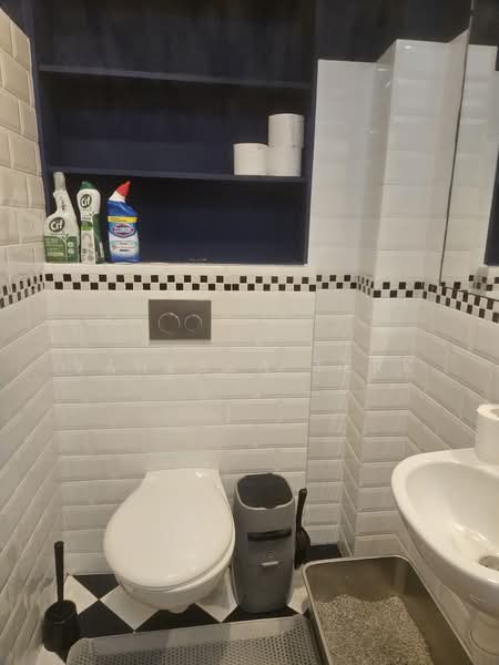 Entire Self-Contained GCB Floor, Victoria Park Close, 2 Bedrooms, 1,200 sqft, Good Class Bungalow For Rent, by Vanessa Terk, 500188930 - Bathroom - PropertyGuru.com.sg