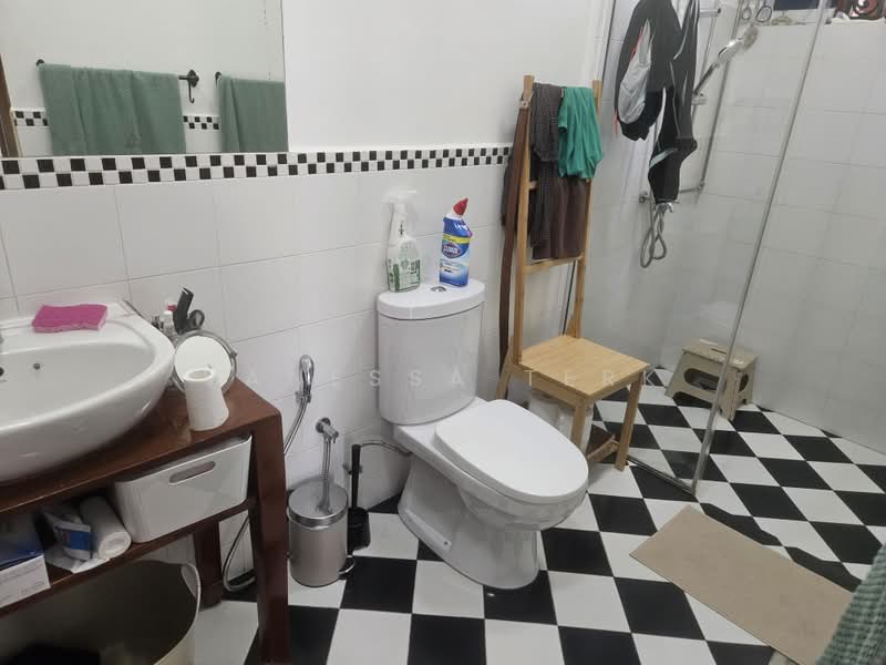 Entire Self-Contained GCB Floor, Victoria Park Close, 2 Bedrooms, 1,200 sqft, Good Class Bungalow For Rent, by Vanessa Terk, 500188930 - Bathroom - PropertyGuru.com.sg