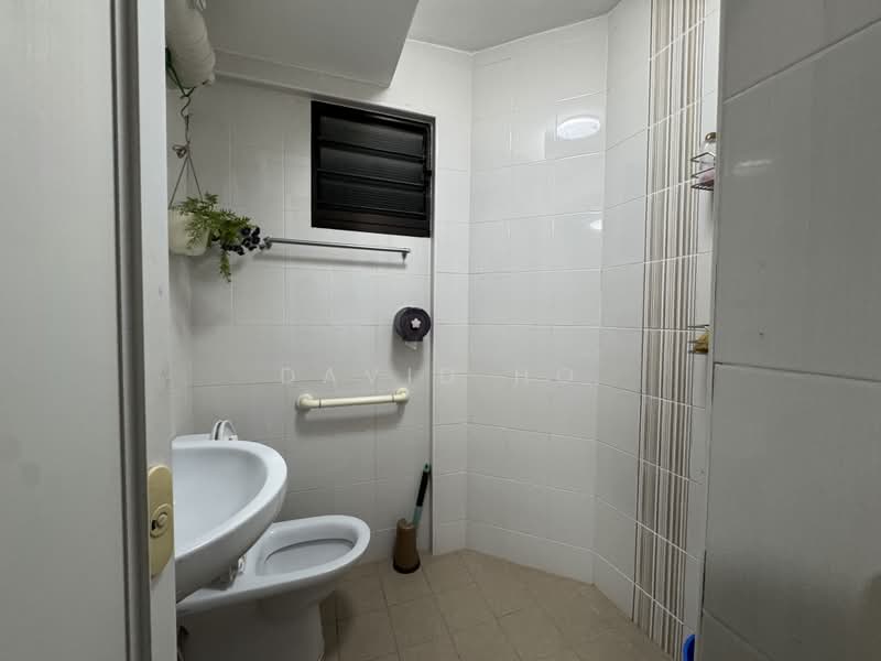 306 Jurong East Street 32, 306 Jurong East Street 32, 3 Bedrooms, 1,012 sqft, HDB Flat For Sale, by David Ho, 500188942 - Bathroom - PropertyGuru.com.sg