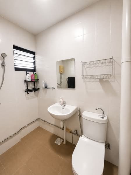757 Yishun Street 72, 757 Yishun Street 72, 3 Bedrooms, 1,388 sqft, HDB Flat For Sale, by Zee Tan, 500188945 - Bathroom - PropertyGuru.com.sg