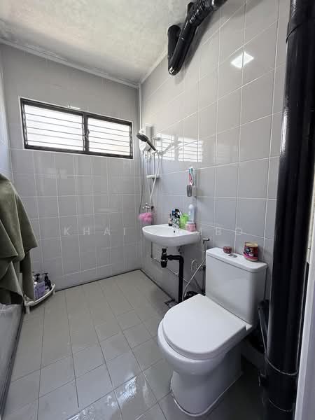 665 Hougang Avenue 4, 665 Hougang Avenue 4, 3 Bedrooms, 1,109 sqft, HDB Flat For Sale, by Khai Rambo, 500188954 - Bathroom - PropertyGuru.com.sg
