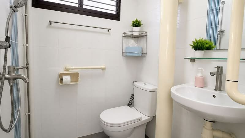 309 Serangoon Avenue 2, 309 Serangoon Avenue 2, 3 Bedrooms, 979 sqft, HDB Flat For Sale, by Vernon Sun, 500189010 - Bathroom - PropertyGuru.com.sg