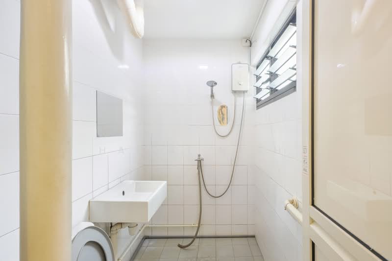 52 Teban Gardens Road, 52 Teban Gardens Road, 3 Bedrooms, 894 sqft, HDB Flat For Sale, by Haikal Nash, 500189029 - Bathroom - PropertyGuru.com.sg