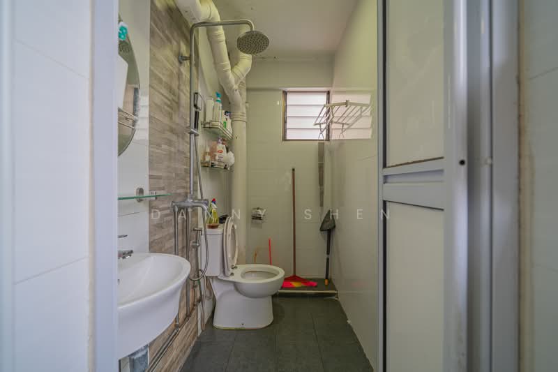512 Hougang Avenue 10, 512 Hougang Avenue 10, 3 Bedrooms, 904 sqft, HDB Flat For Sale, by Danny Shen, 500189045 - Bathroom - PropertyGuru.com.sg