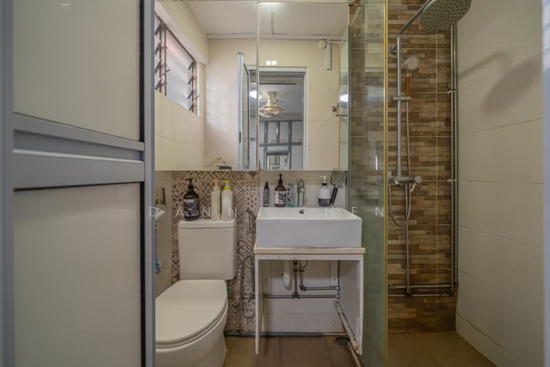 512 Hougang Avenue 10, 512 Hougang Avenue 10, 3 Bedrooms, 904 sqft, HDB Flat For Sale, by Danny Shen, 500189045 - Bathroom - PropertyGuru.com.sg