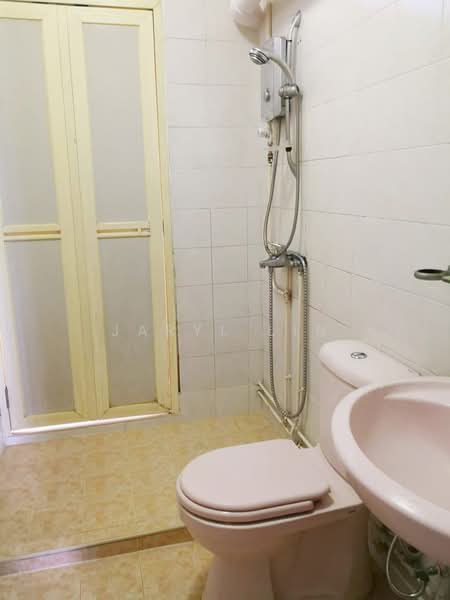 265 Toh Guan Road, 265 Toh Guan Road, 3 Bedrooms, 1,302 sqft, HDB Flat For Rent, by Jaryl Lin, 500189070 - Bathroom - PropertyGuru.com.sg