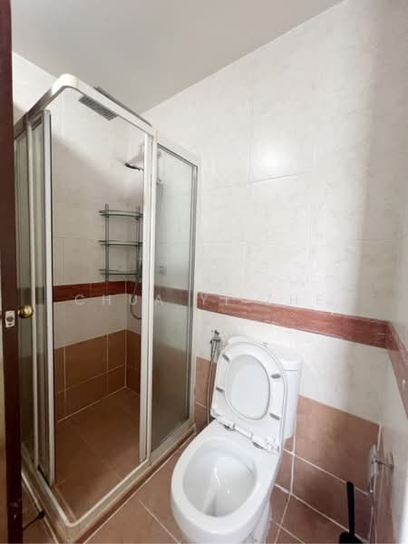 The Florida, 76 Hougang Avenue 7, 3 Bedrooms, 1,238 sqft, Condominium For Rent, by Chua Yi Zhe, 500189073 - Master bathroom - PropertyGuru.com.sg