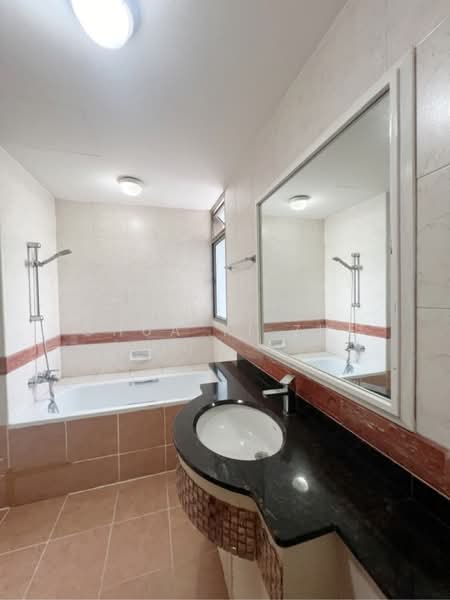 The Florida, 76 Hougang Avenue 7, 3 Bedrooms, 1,238 sqft, Condominium For Rent, by Chua Yi Zhe, 500189073 - Master bathroom - PropertyGuru.com.sg