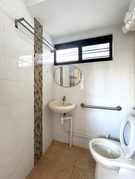 40 Bedok South Road, 40 Bedok South Road, 1 Bedroom, 721 sqft, HDB Flat For Rent, by Georgiana Ong, 500189090 - Bathroom - PropertyGuru.com.sg