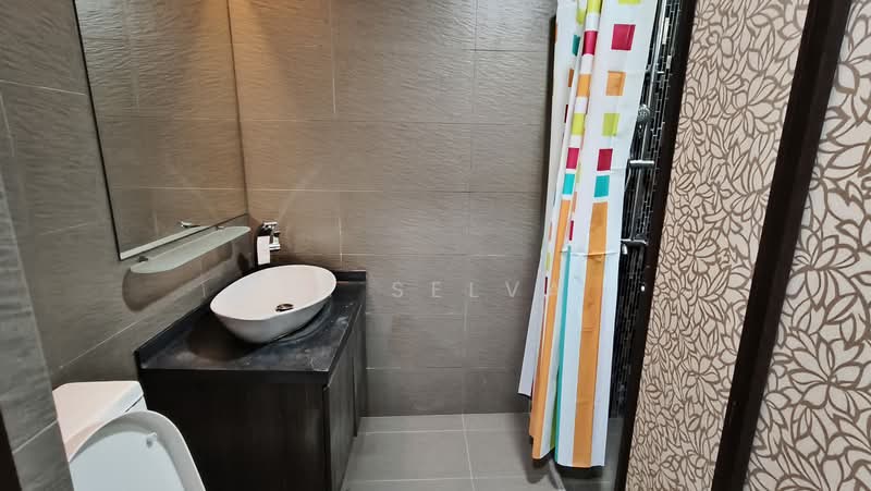 Sunrise Gardens, 53 Sunrise Gardens, 3 Bedrooms, 1,495 sqft, Condominium For Rent, by M. Selva, 500189095 - Bathroom - PropertyGuru.com.sg