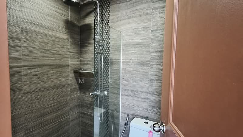 Sunrise Gardens, 53 Sunrise Gardens, 3 Bedrooms, 1,495 sqft, Condominium For Rent, by M. Selva, 500189095 - Bathroom - PropertyGuru.com.sg
