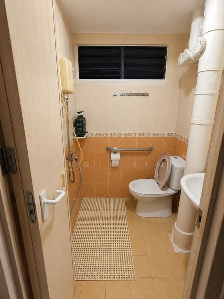10 Gloucester Road, 10 Gloucester Road, 2 Bedrooms, 721 sqft, HDB Flat For Sale, by Angie Lim, 500189124 - Bathroom - PropertyGuru.com.sg