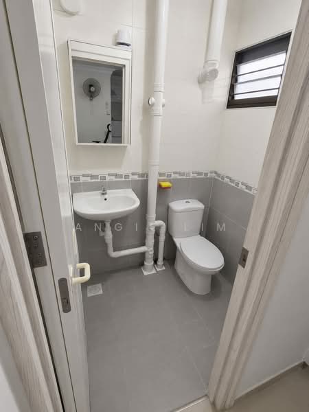 10 Gloucester Road, 10 Gloucester Road, 2 Bedrooms, 721 sqft, HDB Flat For Sale, by Angie Lim, 500189124 - Master Bathroom - PropertyGuru.com.sg