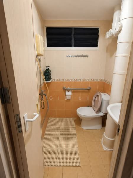 10 Gloucester Road, 10 Gloucester Road, 2 Bedrooms, 721 sqft, HDB Flat For Sale, by Angie Lim, 500189124 - Bathroom - PropertyGuru.com.sg