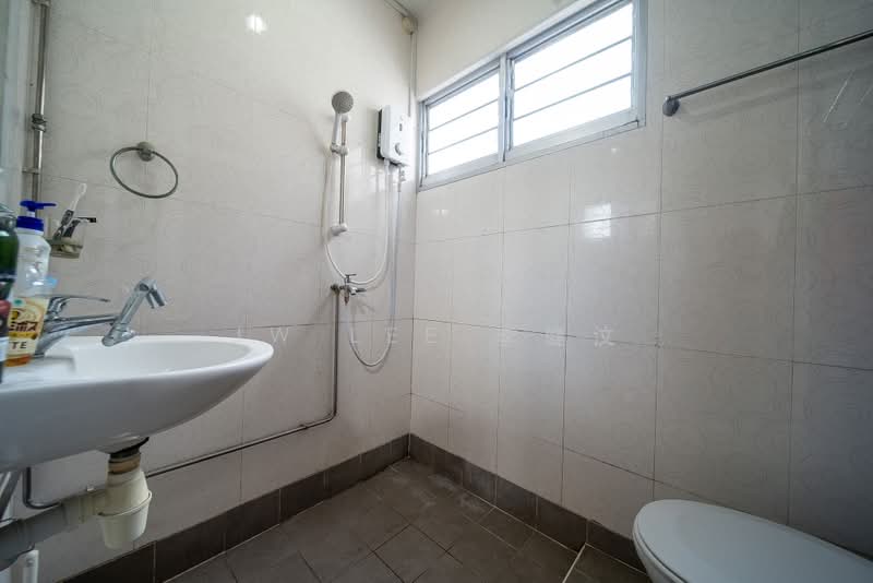 116 Bukit Batok West Avenue 6, 116 Bukit Batok West Avenue 6, 3 Bedrooms, 1,152 sqft, HDB Flat For Sale, by JW Lee 李健汶, 500189130 - Bathroom - PropertyGuru.com.sg