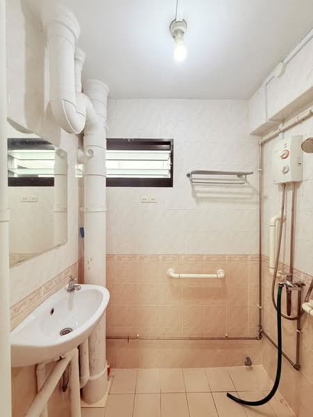 20 Telok Blangah Crescent, 20 Telok Blangah Crescent, 2 Bedrooms, 700 sqft, HDB Flat For Sale, by James Yeo, 500189139 - Bathroom - PropertyGuru.com.sg