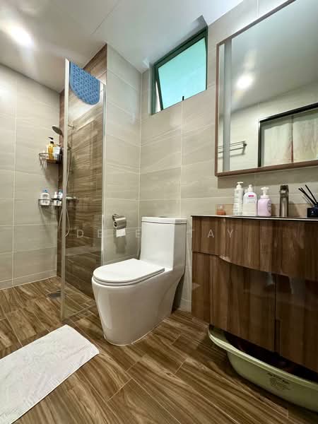 Windermere, 20 Choa Chu Kang Street 64, 3 Bedrooms, 1,431 sqft, Condominium For Sale, by Derek Tay, 500189181 - Common bathroom - PropertyGuru.com.sg