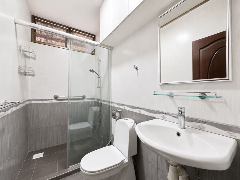 2-Storey Corner Semi-D with Detached Potential, Jln Sayang | Jln Selamat | Jln Senang | Jln Lapang | Jln Krian, 6 Bedrooms, 2,800 sqft, Semi-Detached House For Sale, by Ashley Lee, 500189188 - Common Bath - PropertyGuru.com.sg