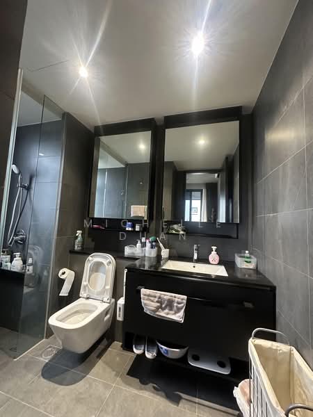 Park Colonial, 10 Woodleigh Lane, 3 Bedrooms, 980 sqft, Condominium For Rent, by Michelle Duan, 500189215 - Bathroom - PropertyGuru.com.sg