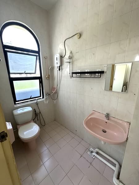 Sims 450 Centre, 450 Sims Avenue, Studio, 300 sqft, Walk-up Apartment For Rent, by Kathy Nguyen, 500189240 - Bathroom - Studio Unit #41 - PropertyGuru.com.sg