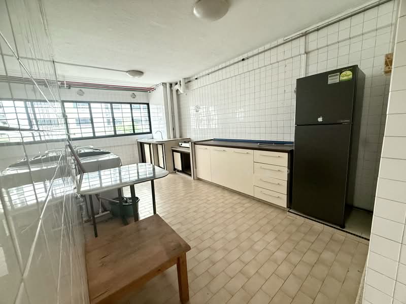 405 Hougang Avenue 10, 405 Hougang Avenue 10, 3 Bedrooms, 979 sqft, HDB Flat For Rent, by Calista Yap, 500189254 - Kitchen - PropertyGuru.com.sg