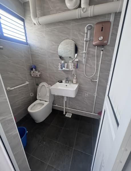 736 Jurong West Street 75, 736 Jurong West Street 75, 3 Bedrooms, 1,431 sqft, HDB Flat For Sale, by Gerald Ho, 500189286 - Bathroom - PropertyGuru.com.sg