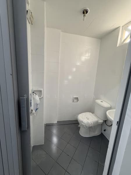 geylang, Geylang Road/ Paya Lebar/ Sims Ave, 500 sqft, Shop / Shophouse For Rent, by Shirley Tan, 500189303 - Bathroom - CommercialGuru.com.sg