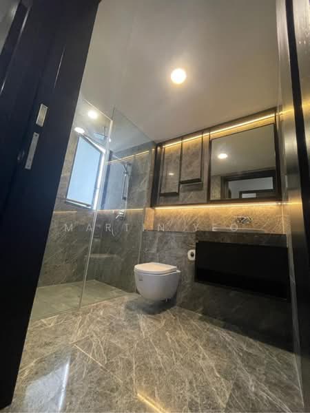 120 Grange, 120 Grange Road, 2 Bedrooms, 570 sqft, Condominium For Sale, by Martin Yeo, 500189334 - Common bathroom - PropertyGuru.com.sg