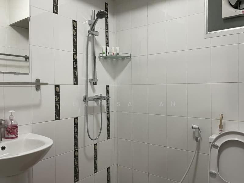 211C Compassvale Lane, 211C Compassvale Lane, 3 Bedrooms, 1,001 sqft, HDB Flat For Rent, by Venessa Tan, 500189337 - Bathroom - PropertyGuru.com.sg