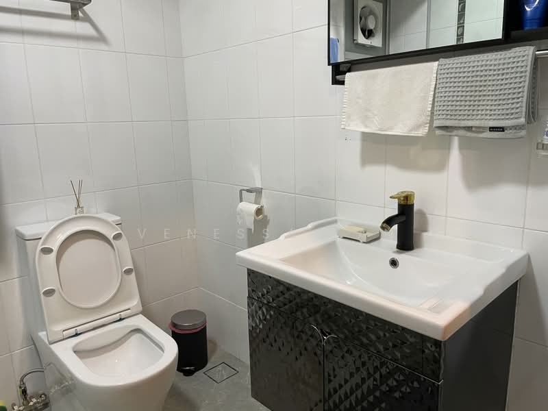 211C Compassvale Lane, 211C Compassvale Lane, 3 Bedrooms, 1,001 sqft, HDB Flat For Rent, by Venessa Tan, 500189337 - Bathroom - PropertyGuru.com.sg