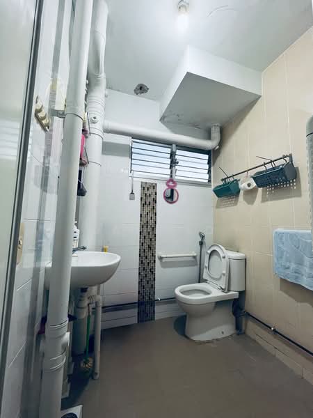 718 Bedok Reservoir Road, 718 Bedok Reservoir Road, 3 Bedrooms, 1,119 sqft, HDB Flat For Sale, by Dan Yeo, 500189376 - Bathroom - PropertyGuru.com.sg
