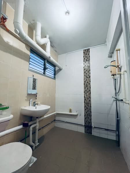 718 Bedok Reservoir Road, 718 Bedok Reservoir Road, 3 Bedrooms, 1,119 sqft, HDB Flat For Sale, by Dan Yeo, 500189376 - Bathroom - PropertyGuru.com.sg