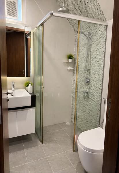 East Village, 430 Upper Changi Road, 2 Bedrooms, 1,206 sqft, Condominium For Sale, by Aggie Hee, 500189396 - Bathroom - PropertyGuru.com.sg