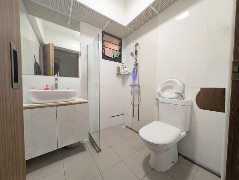 Newly MOP Renovated 5i Flat. Near Amenities. Greenery View, , 3 Bedrooms, 1,216 sqft, HDB Flat For Sale, by Leon Khiu, 500189413 - Bathroom - PropertyGuru.com.sg