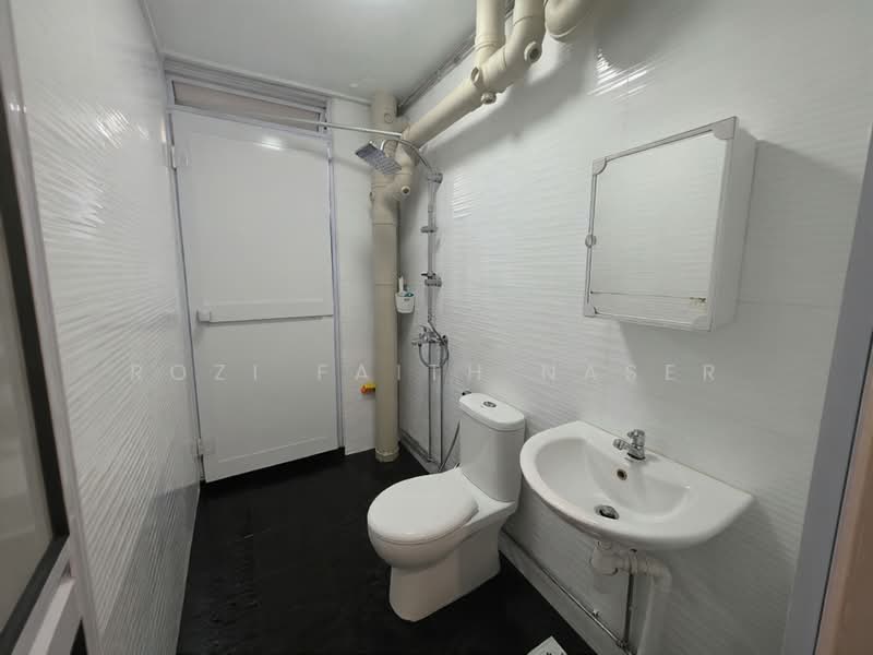 621 Woodlands Drive 52, 621 Woodlands Drive 52, 4 Bedrooms, 1,313 sqft, HDB Flat For Sale, by Rozi Faith Naser, 500189415 - Bathroom - PropertyGuru.com.sg