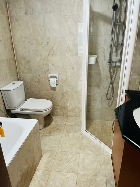 Burlington Square, 175 Bencoolen Street, 1 Bedroom, 667 sqft, Apartment For Rent, by Kal Ong, 500189418 - Bathroom - PropertyGuru.com.sg